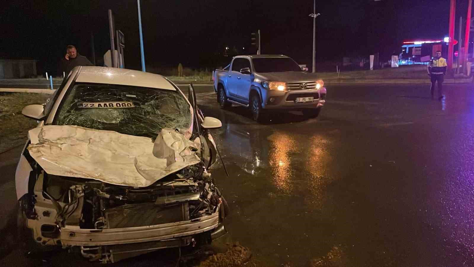 İpsala’da tır, otomobil ve kamyonet ile çarpıştı: 1 yaralı