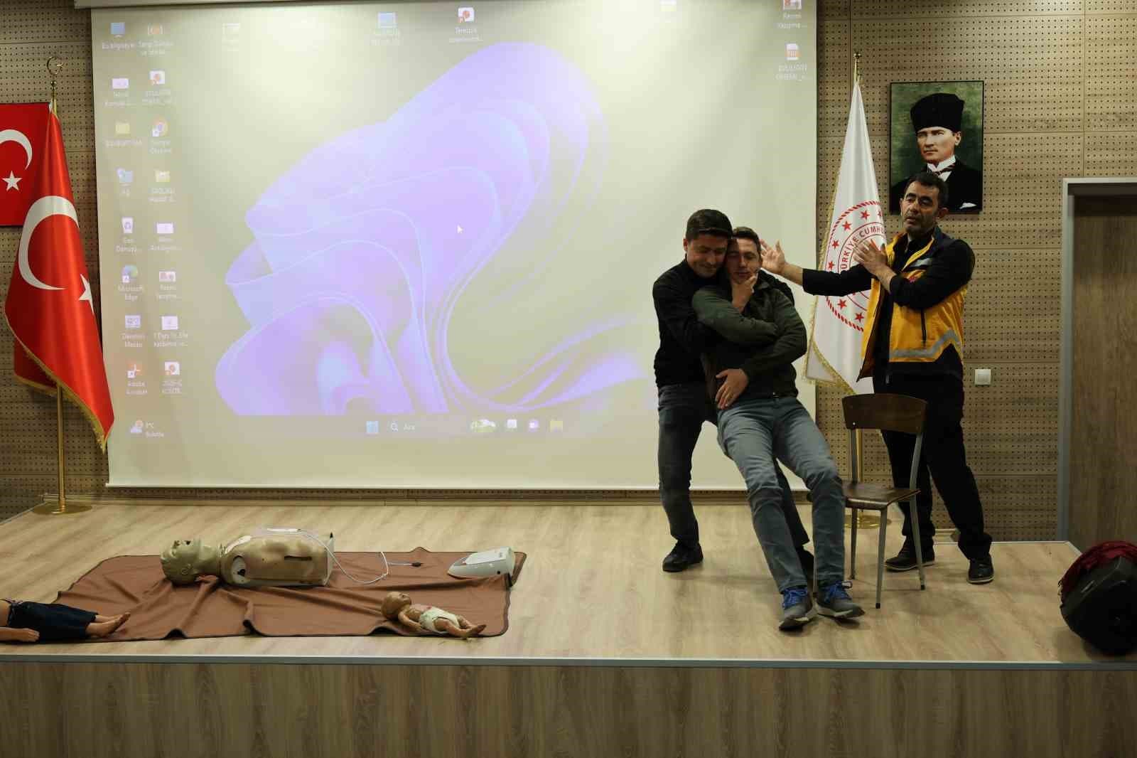 Bayburt’ta emniyet personeline ilk yardım eğitimi verildi