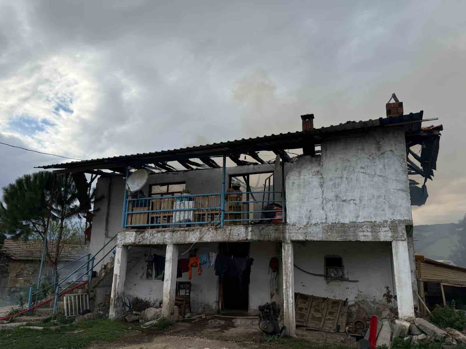 Selendi’de 2 katlı ev yangında kül oldu