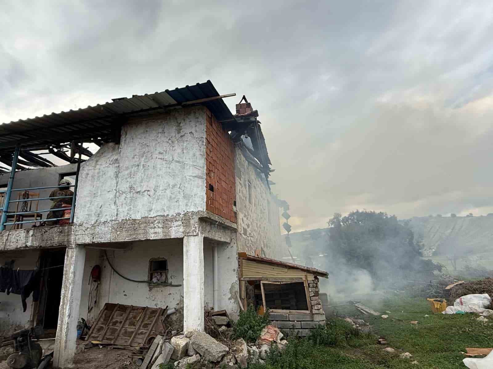 Selendi’de 2 katlı ev yangında kül oldu