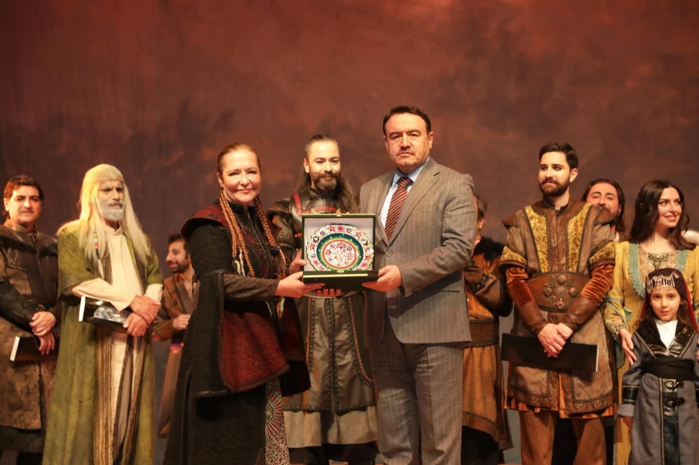 Kütahya protokolü "Devlet Ana" adlı tiyatro oyununu izledi