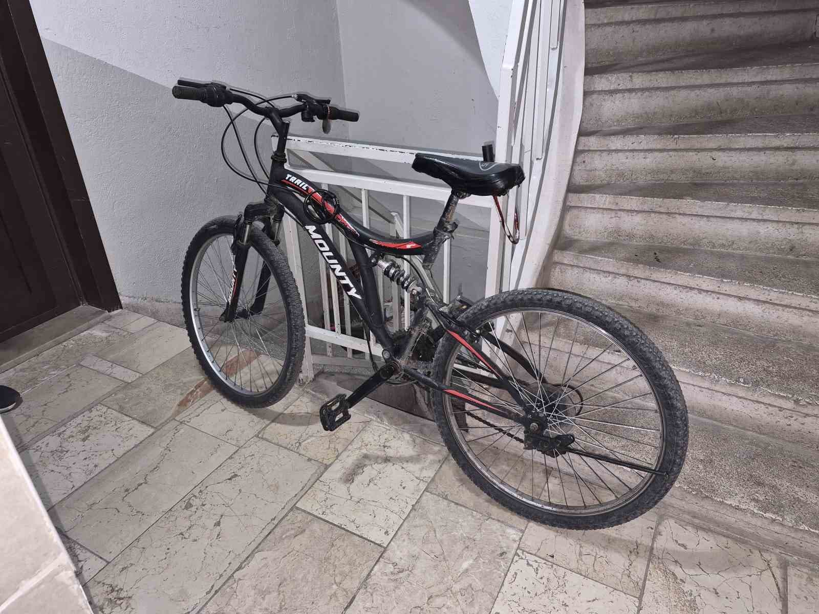 Otomobilin çarptığı bisikletli kadın yaralandı