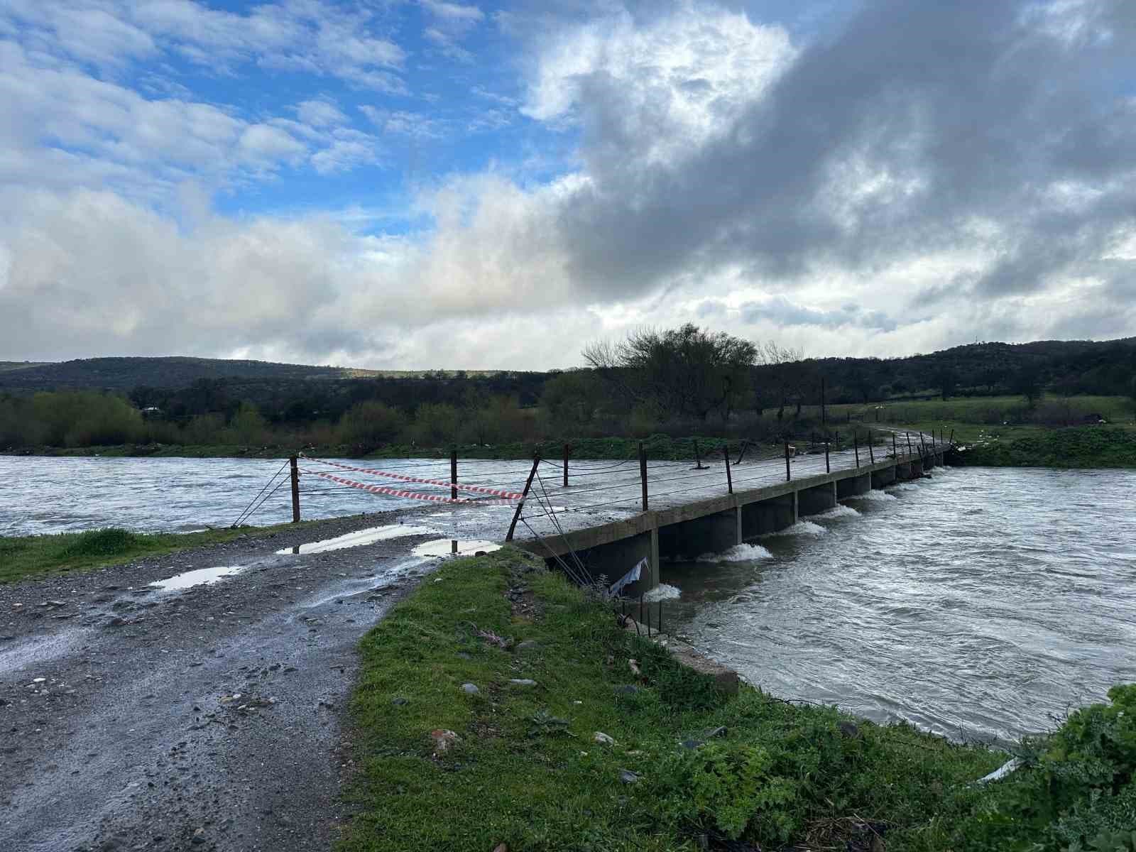 Ayvacık’ta şiddetli yağış etkili oldu