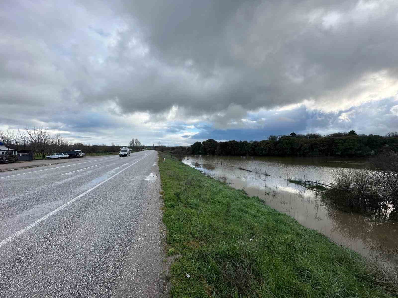 Ayvacık’ta şiddetli yağış etkili oldu
