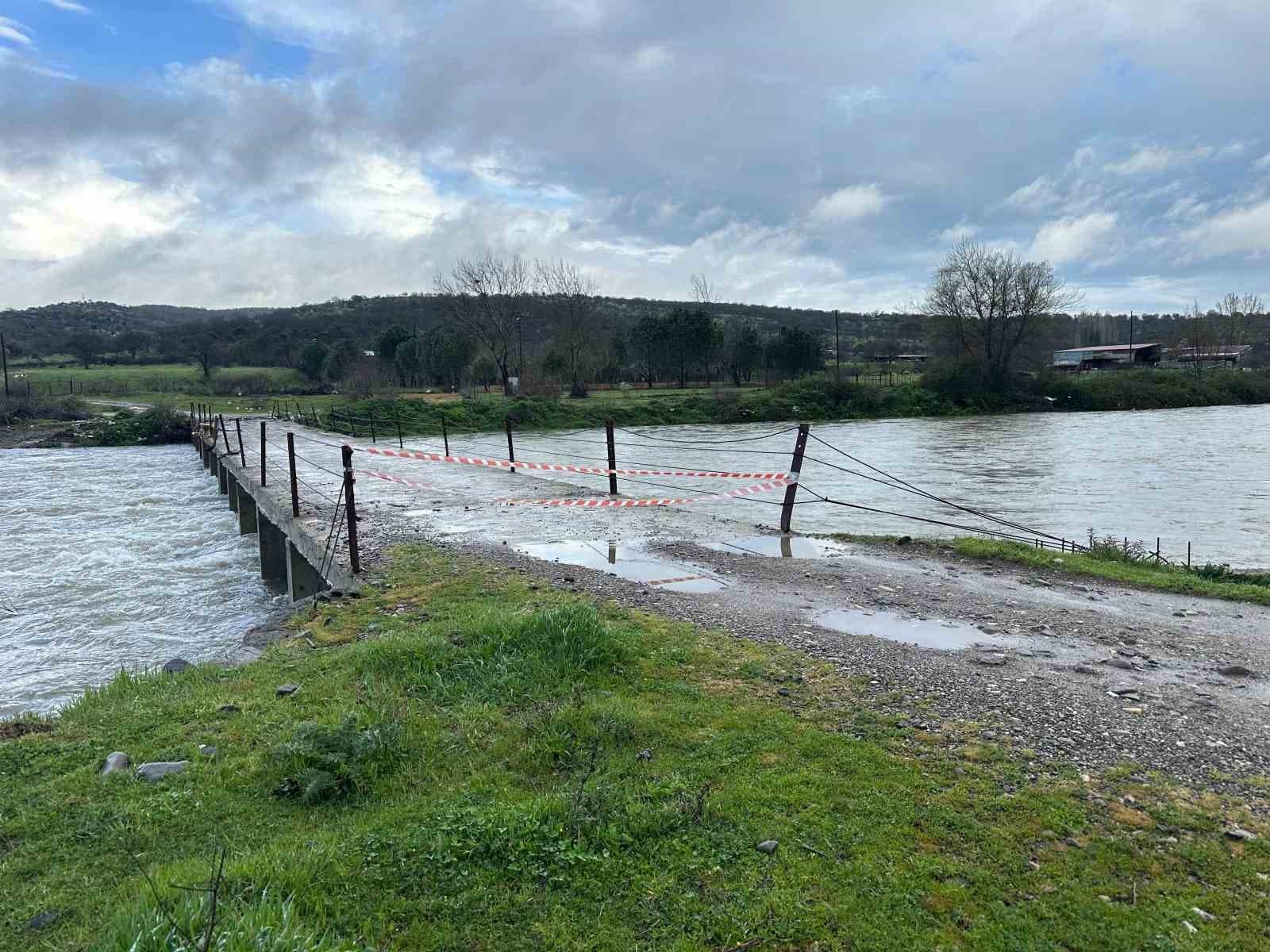 Ayvacık’ta şiddetli yağış etkili oldu