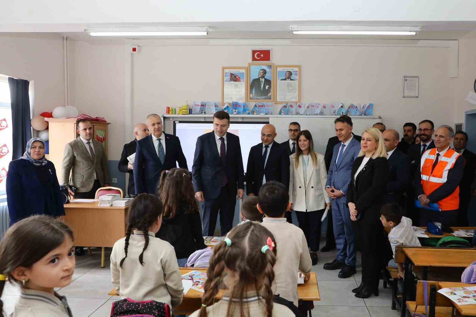 Miniklere ’Güvenli Gelecek’ eğitimi