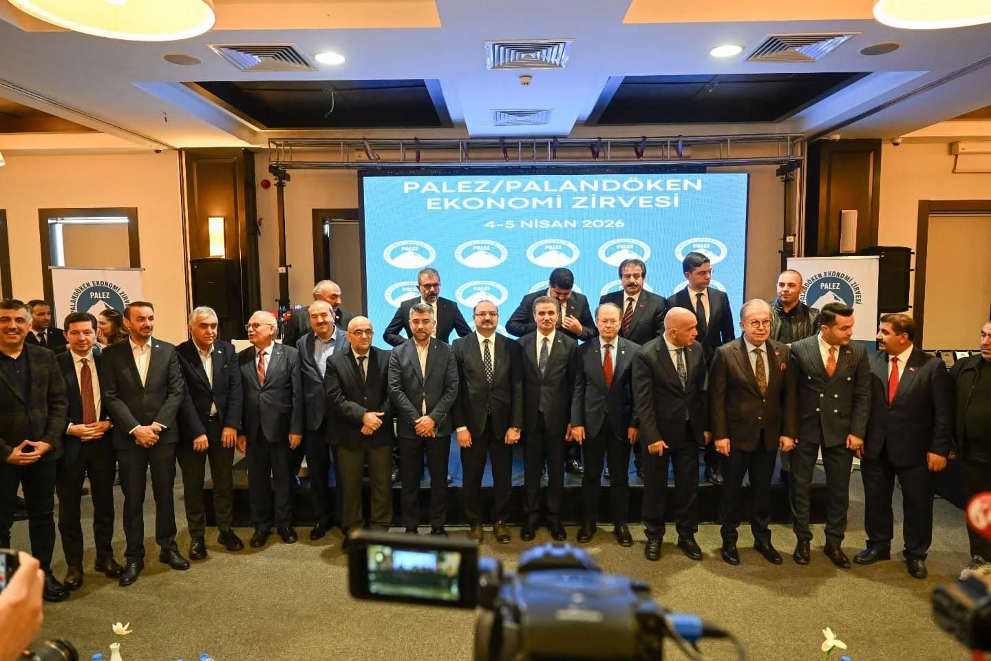 Vali Baruş, Palandöken Ekonomi Zirvesi’nde konuştu