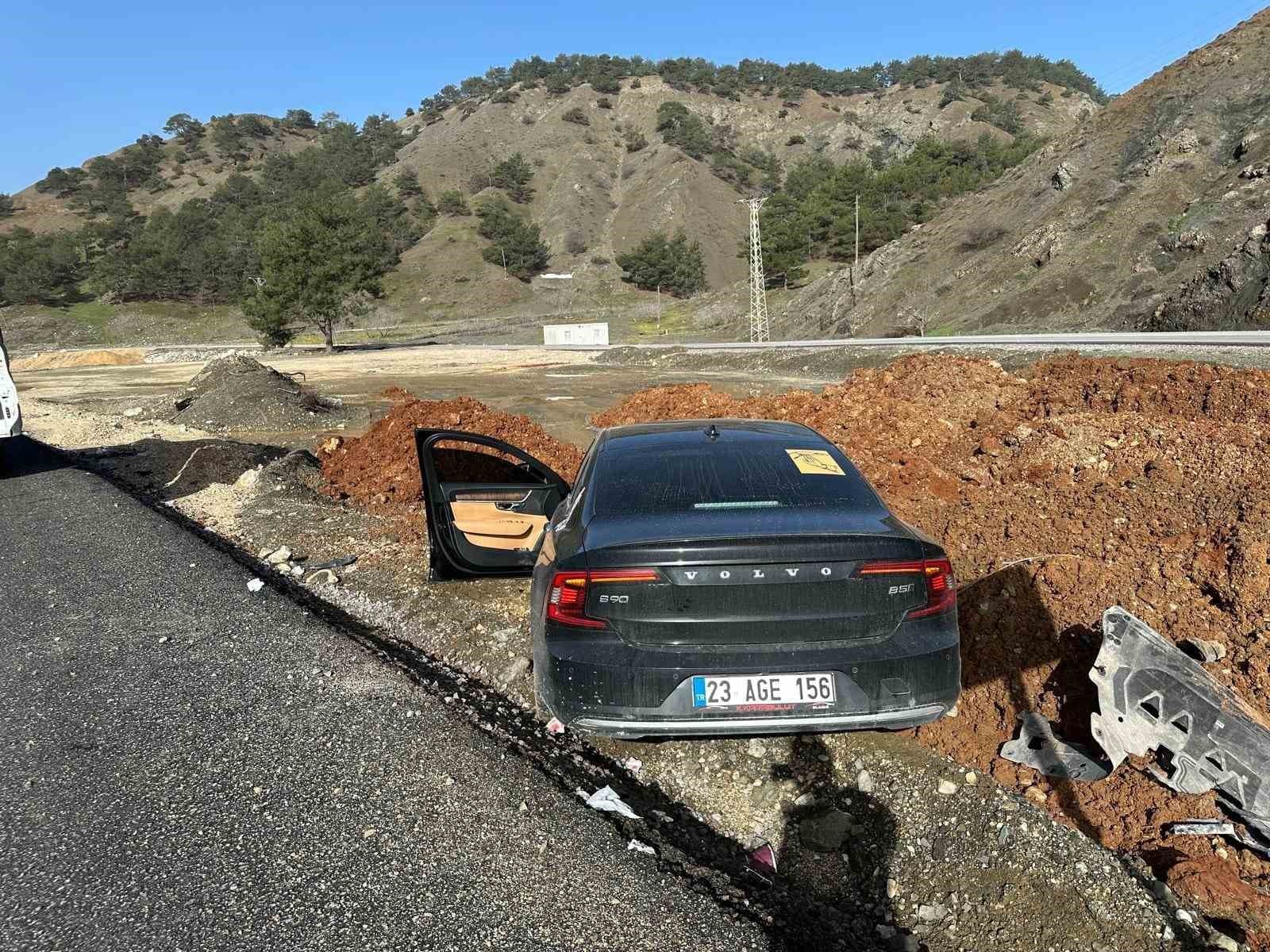 Kontrolden çıkan lüks otomobil yol kenarına savruldu: 1 yaralı