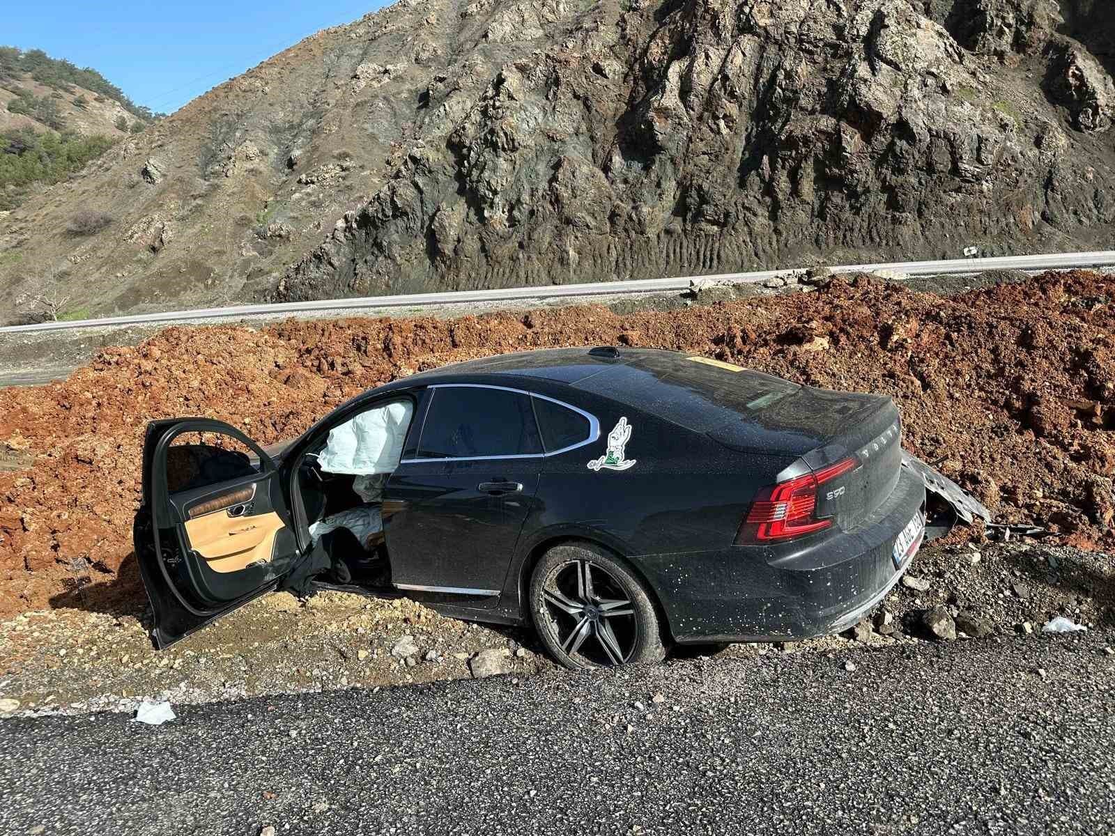 Kontrolden çıkan lüks otomobil yol kenarına savruldu: 1 yaralı