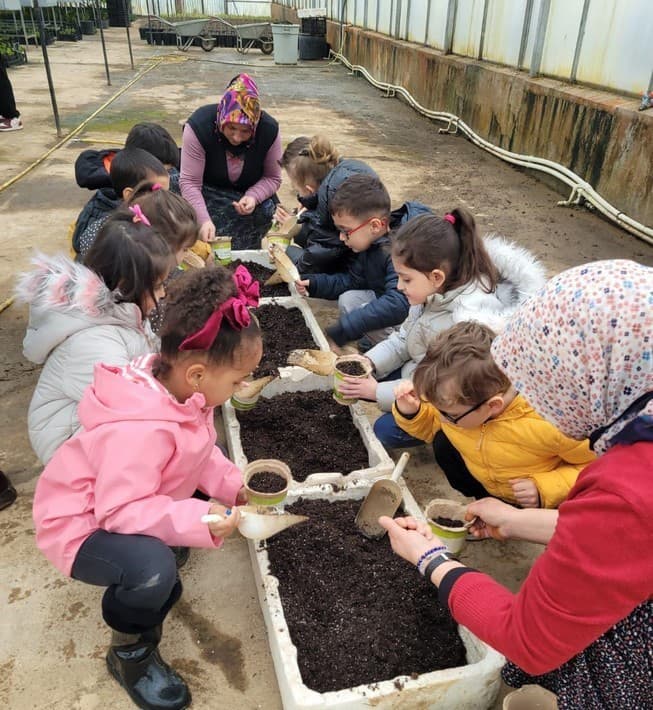 Düzce’ de minik eller büyük ormanlar oluşturmak için çalıştı