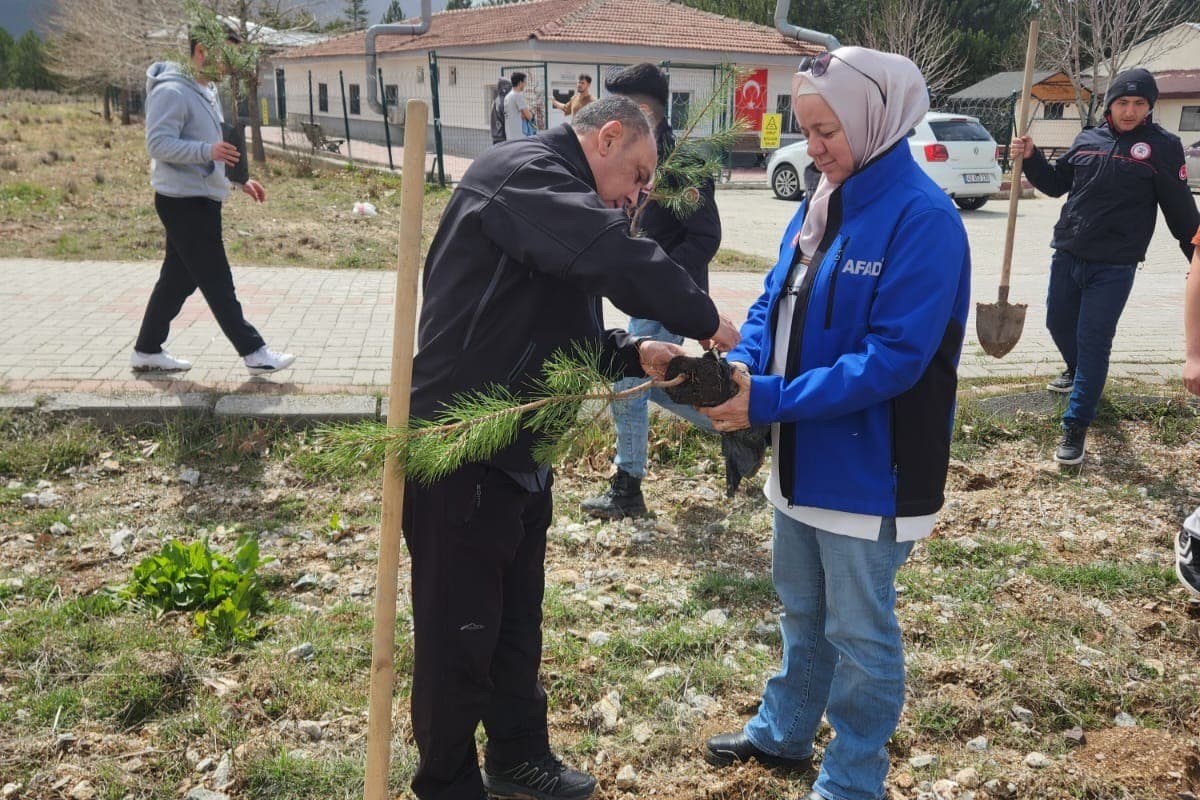 Kütahya’da şehit itfaiye eri anısına fidan dikildi