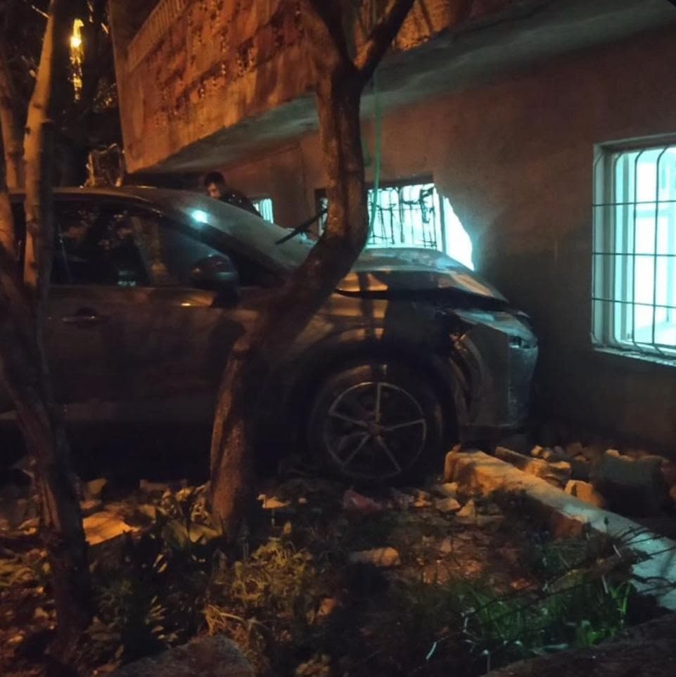 Kontrolden çıkan otomobil bahçe duvarını yıkarak eve çarptı: 1 yaralı