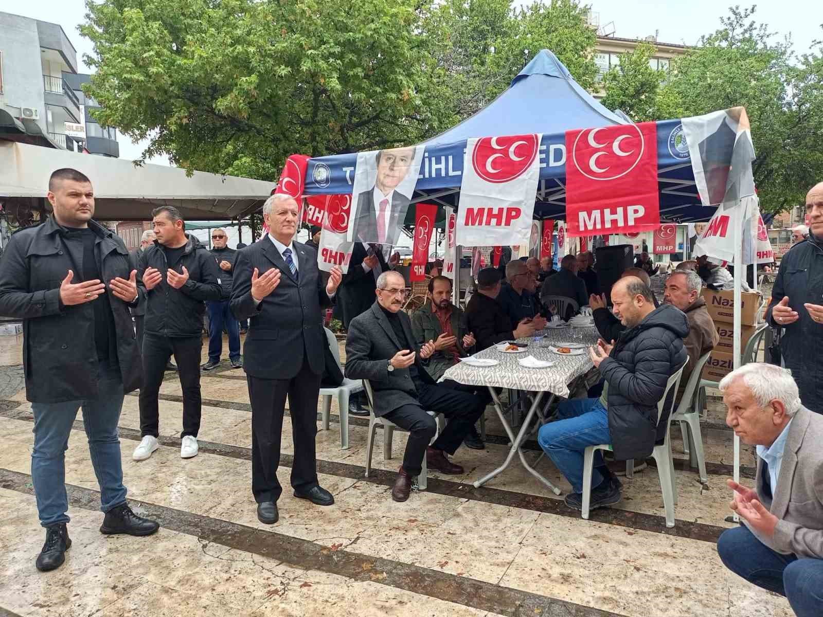 Alparslan Türkeş Salihli’de dualarla anıldı