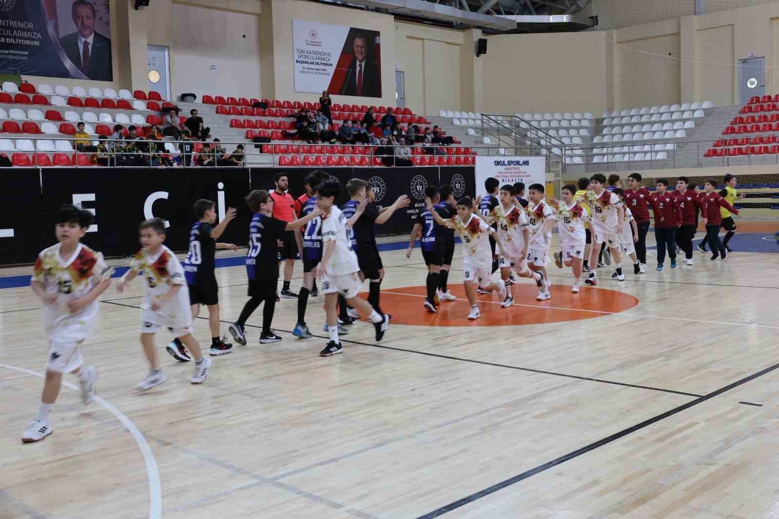 240 sporcunun katılımıyla hentbol küçükler yarı final müsabakaları başladı