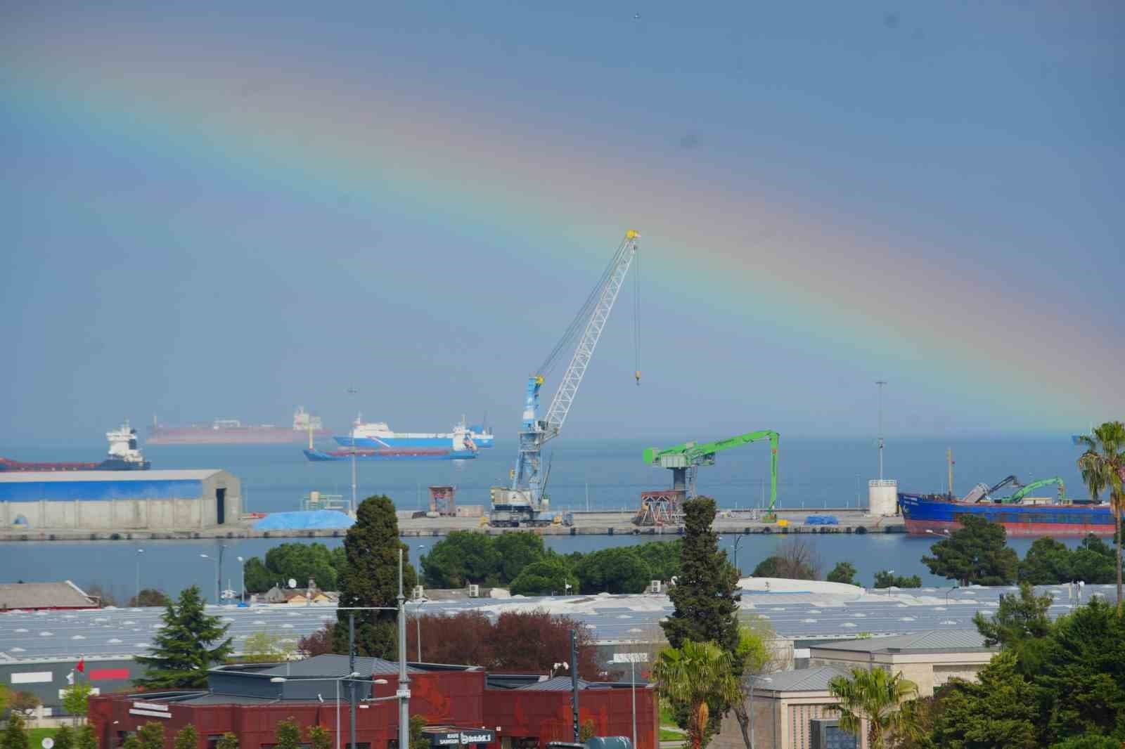 Samsun’da yağmur sonrası deniz üzerinde gökkuşağı oluştu