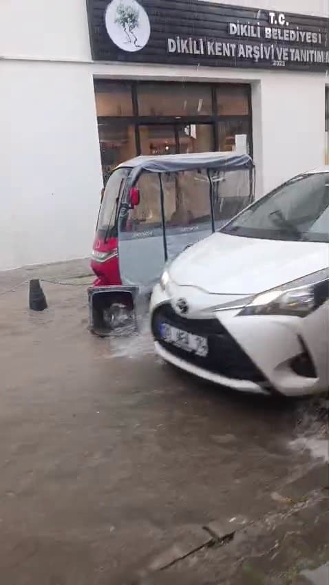 İzmir’de sağanak sokakları göle çevirdi