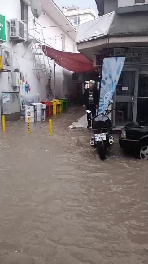 İzmir’de sağanak sokakları göle çevirdi