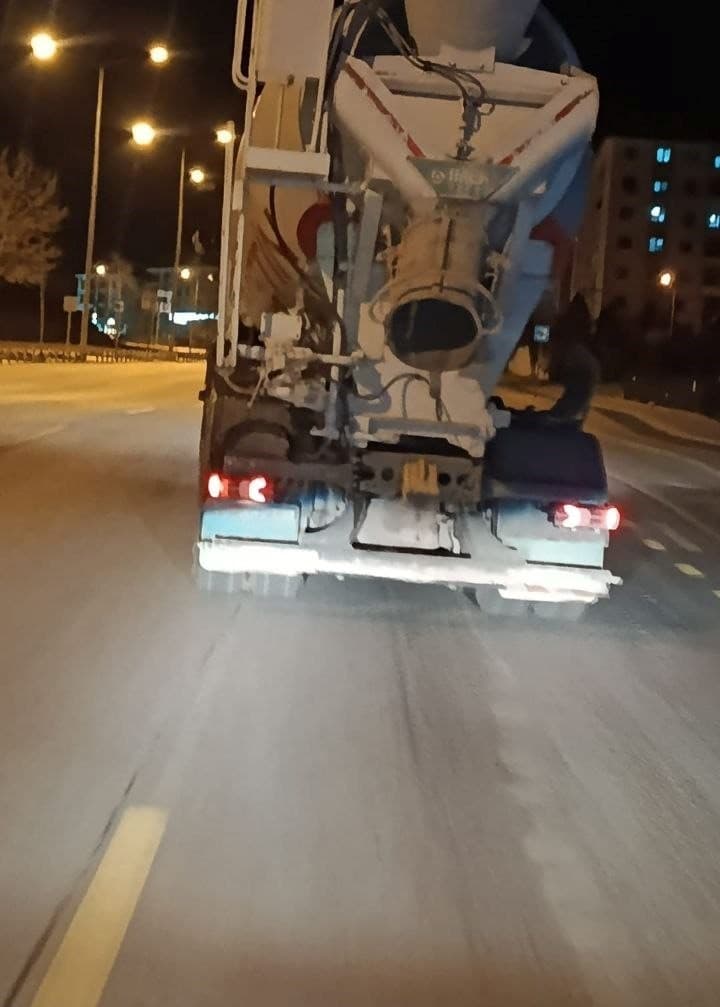 1 kilometre boyunca yola beton döken miksere 191 bin lira ceza kesildi