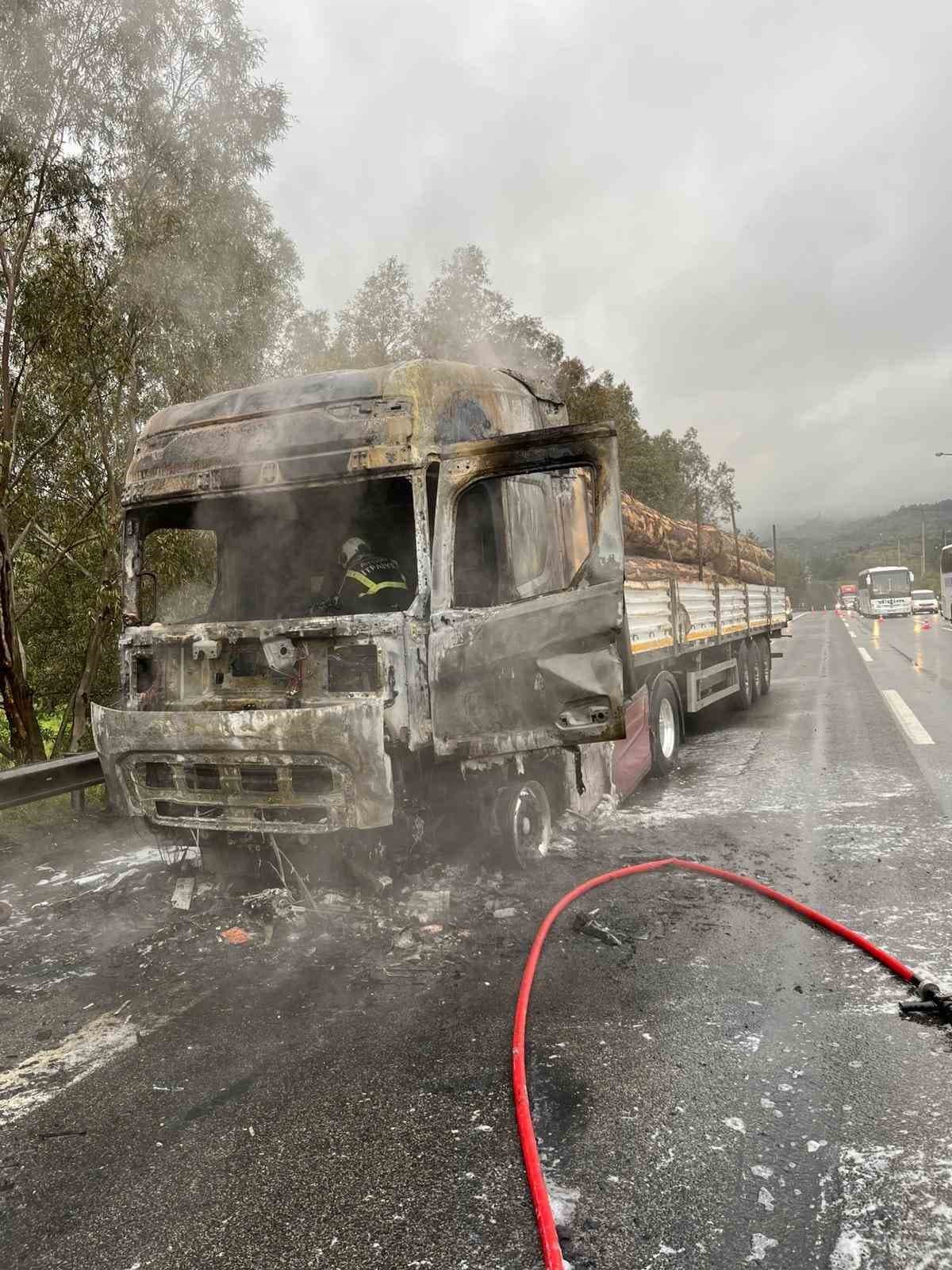 Tomruk yüklü tır alev topuna döndü