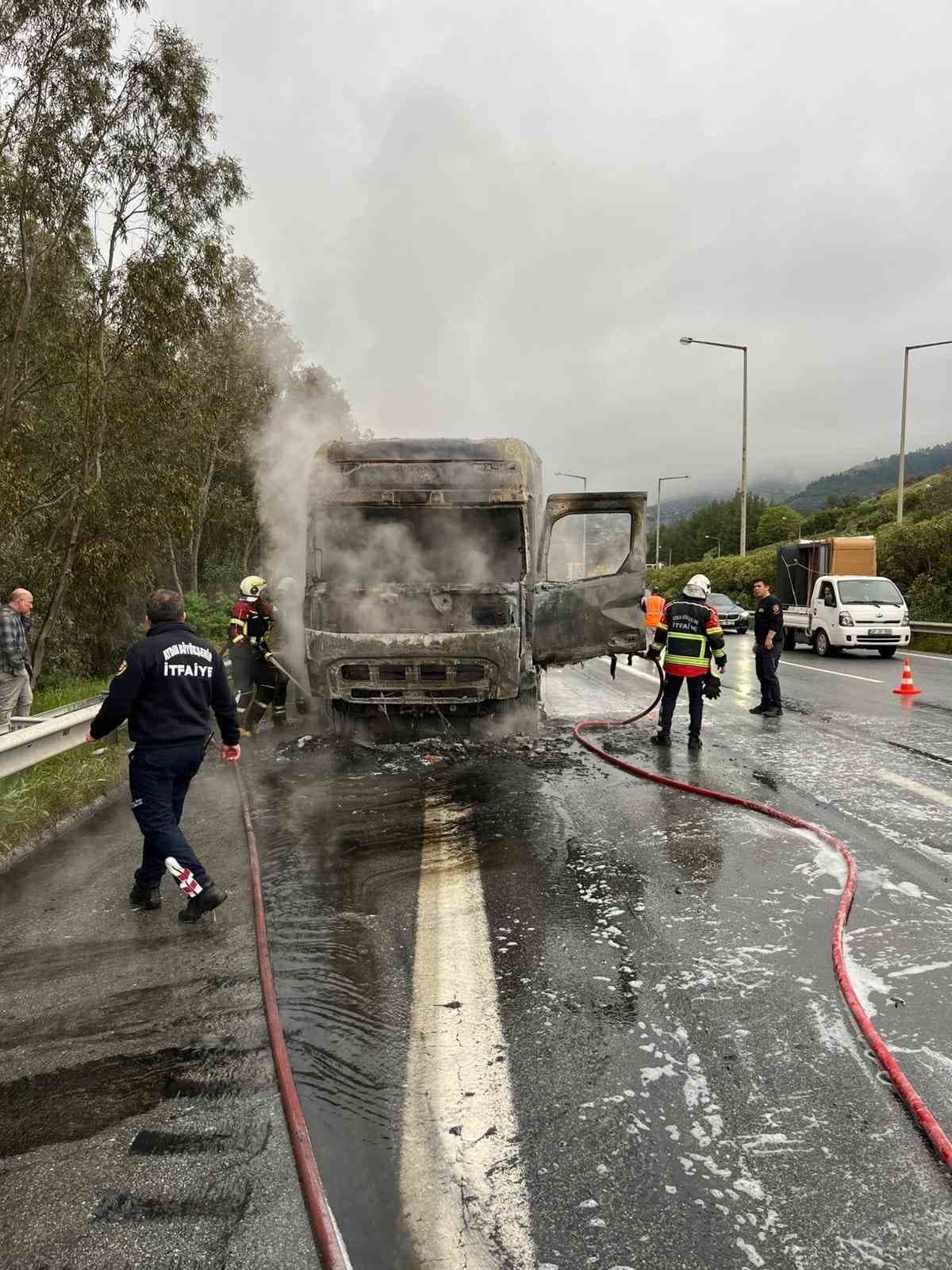 Tomruk yüklü tır alev topuna döndü