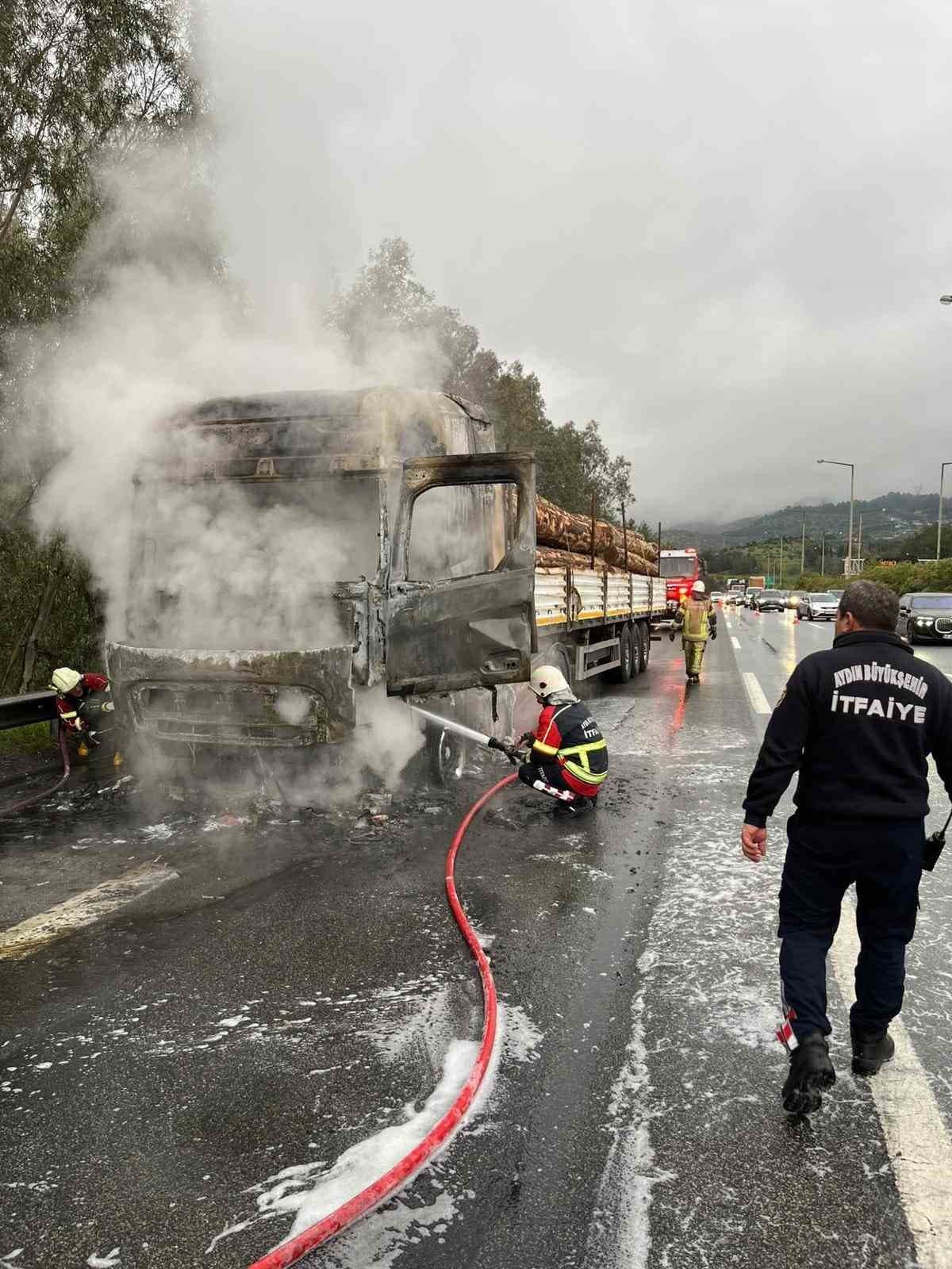 Tomruk yüklü tır alev topuna döndü