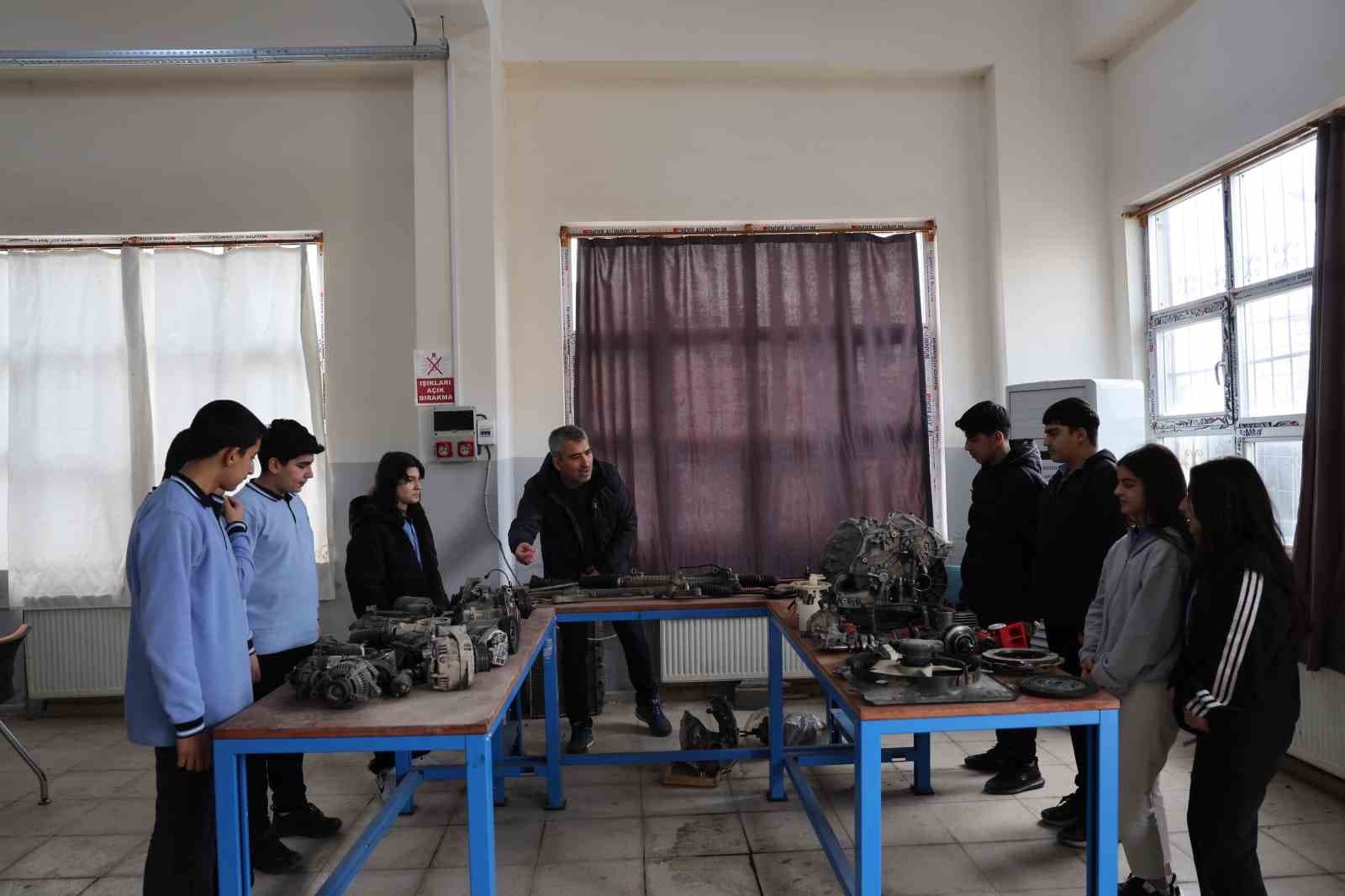 Diyarbakır’da kız ve erkek öğrenciler aldıkları eğitimlerle otomotiv sektörüne giriyor