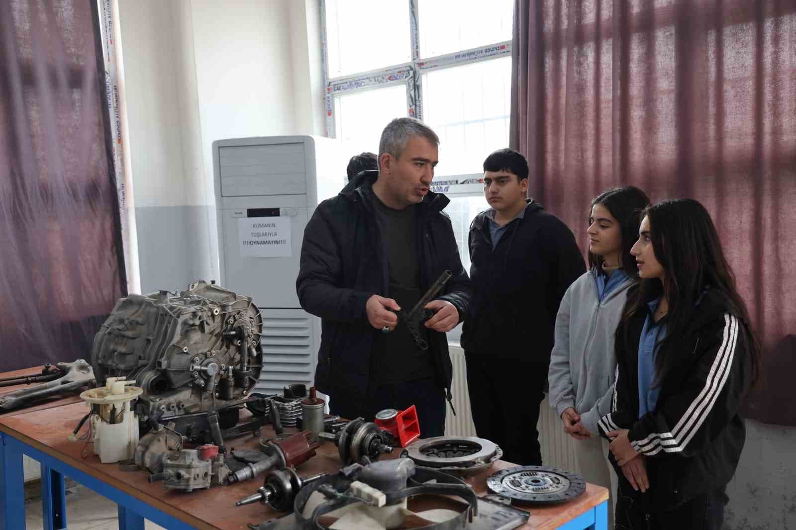 Diyarbakır’da kız ve erkek öğrenciler aldıkları eğitimlerle otomotiv sektörüne giriyor