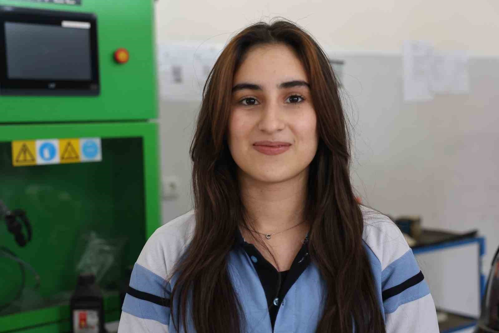 Diyarbakır’da kız ve erkek öğrenciler aldıkları eğitimlerle otomotiv sektörüne giriyor