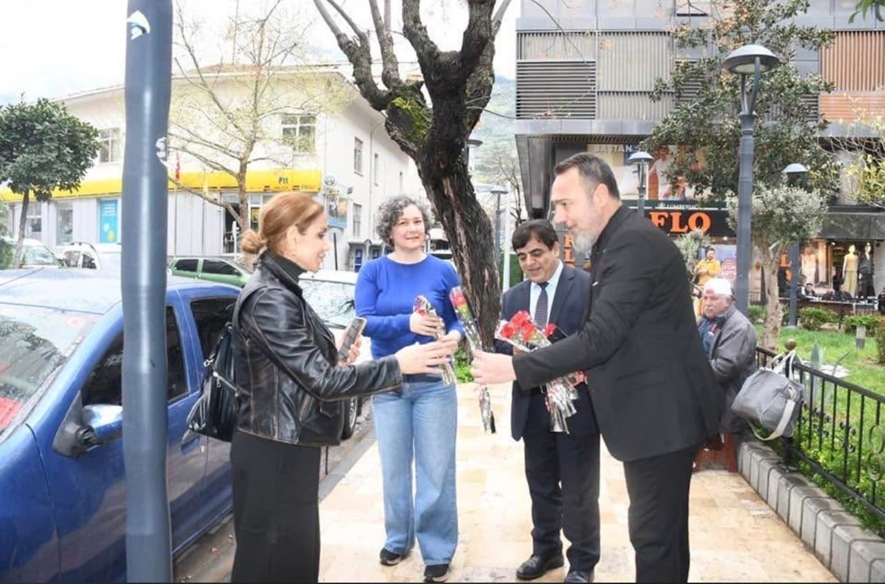 Ağrılılardan Manisa sokaklarında 404 karanfille kutlama