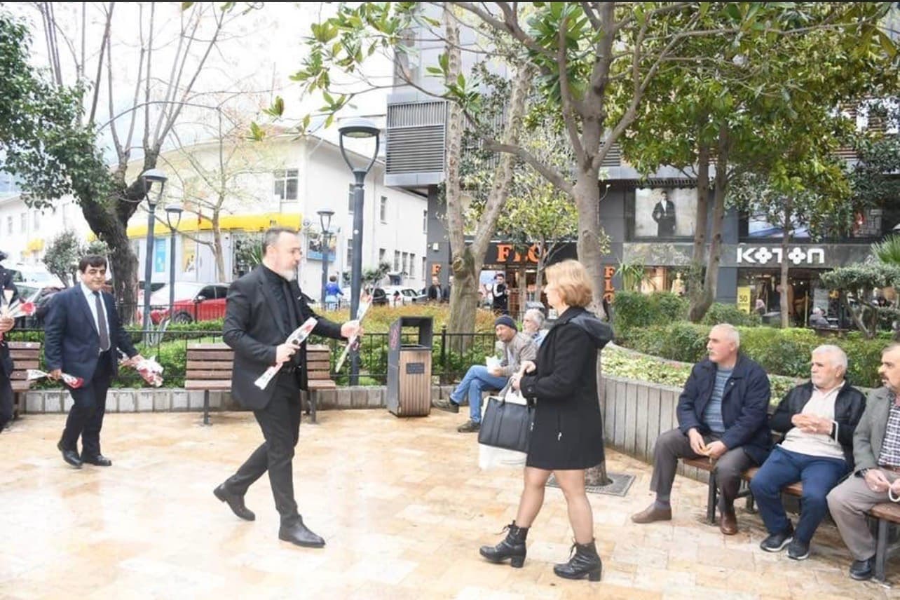 Ağrılılardan Manisa sokaklarında 404 karanfille kutlama