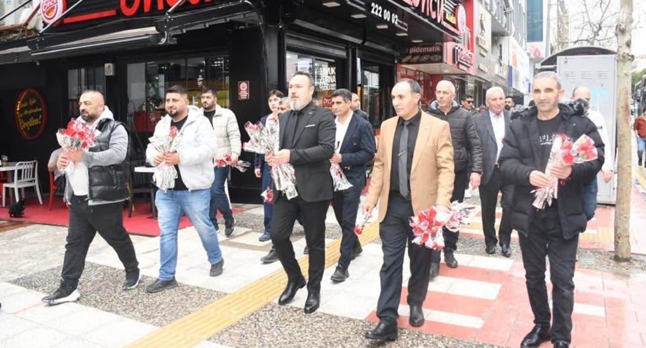 Ağrılılardan Manisa sokaklarında 404 karanfille kutlama