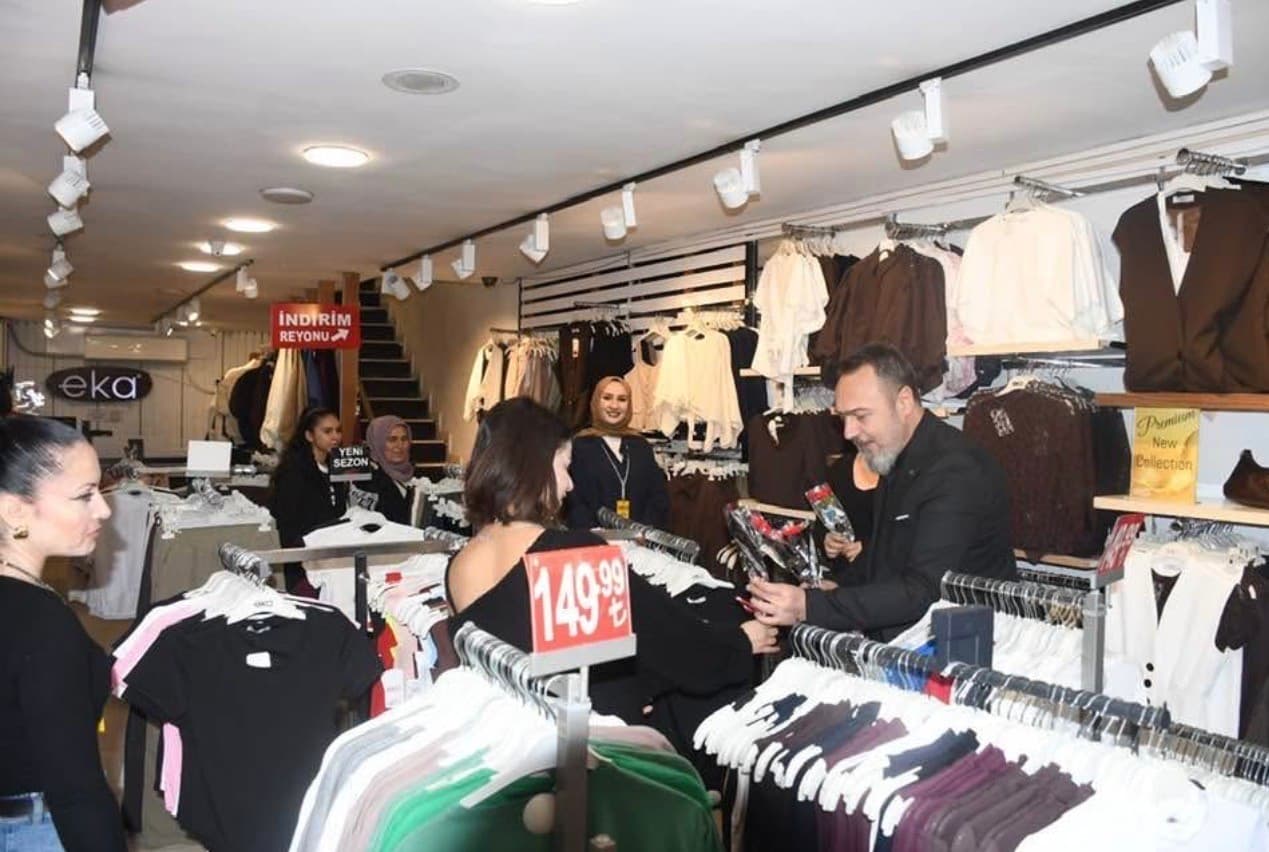 Ağrılılardan Manisa sokaklarında 404 karanfille kutlama