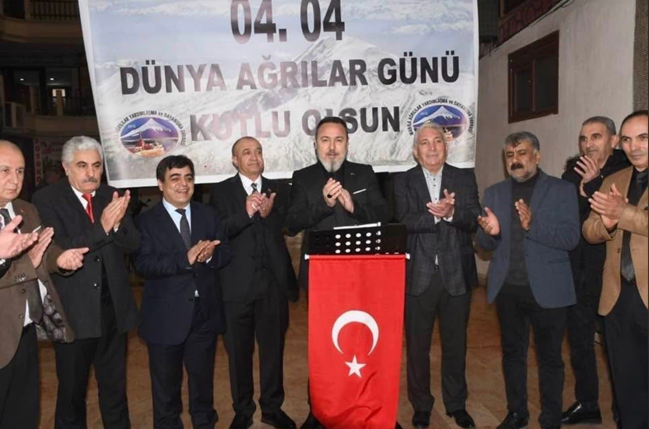 Ağrılılardan Manisa sokaklarında 404 karanfille kutlama