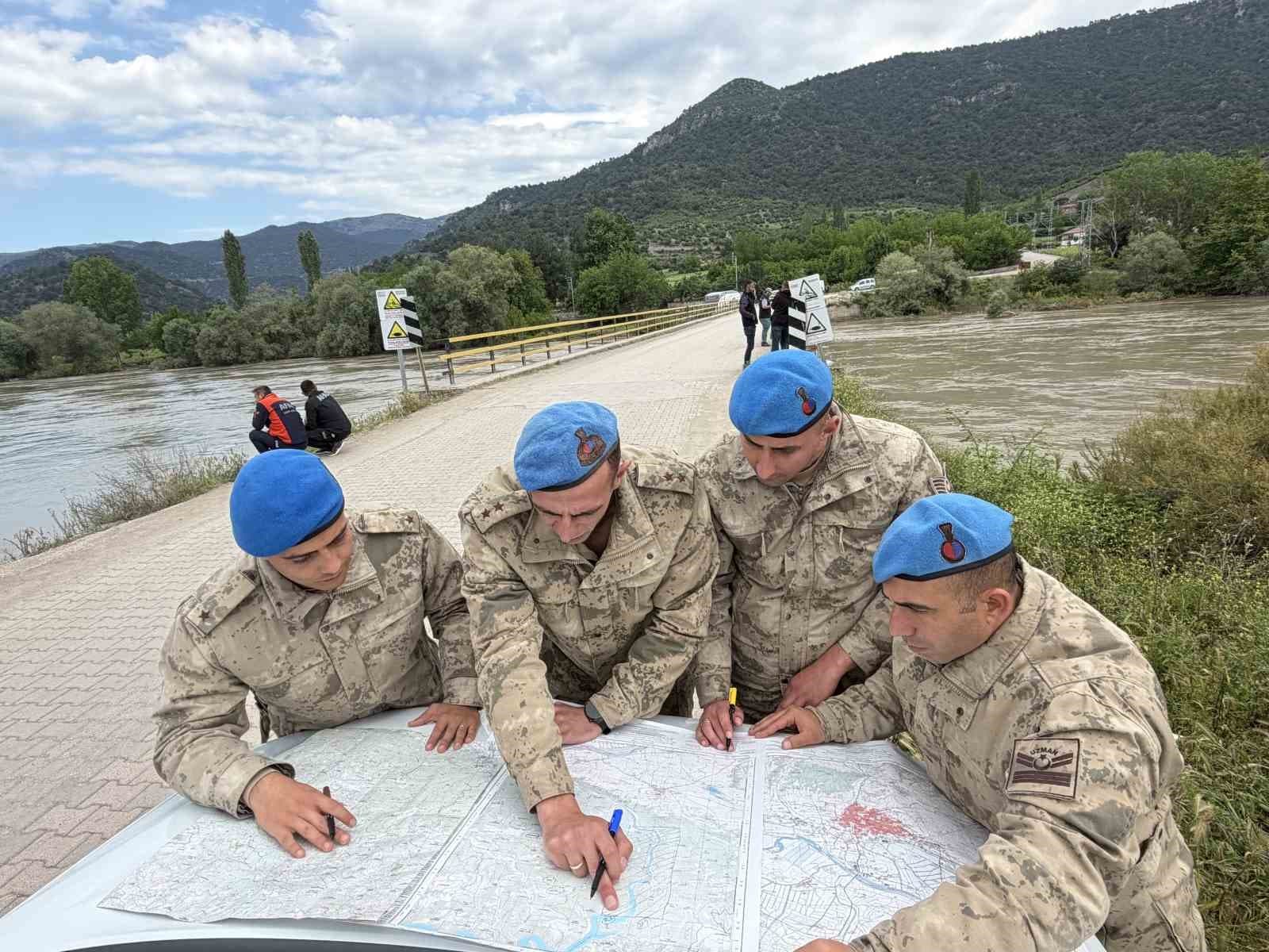Tokat’ta 216 personel Kelkit Çayı’nda kayıp gençlerin izini sürüyor