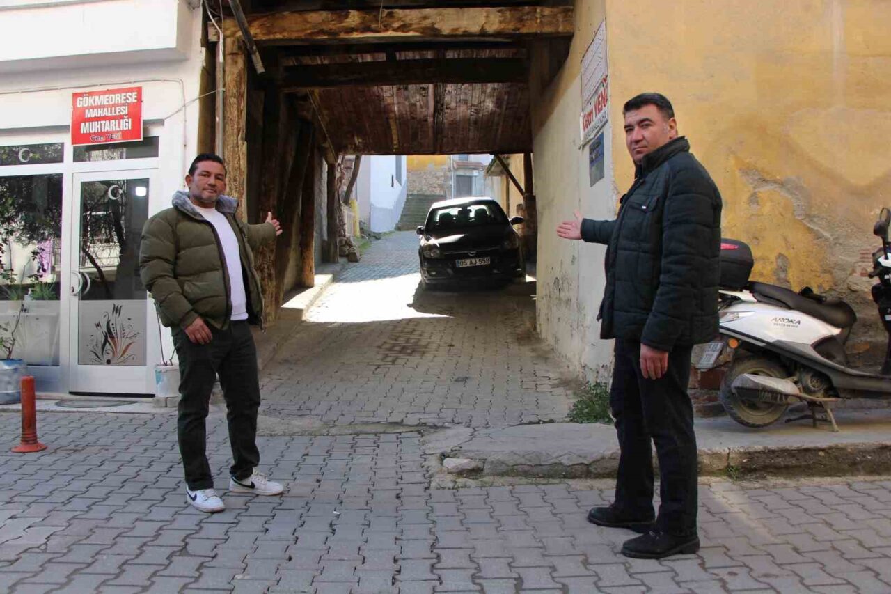 230 yıllık ahşap binanın altından sokak geçiyor