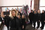 Atık plastik şişe ve galoşlardan kostüm tasarlayıp çevre sorunlarıyla savaşlara dikkat çektiler
