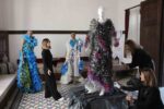 Atık plastik şişe ve galoşlardan kostüm tasarlayıp çevre sorunlarıyla savaşlara dikkat çektiler