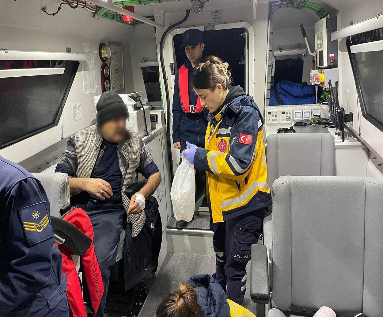 Denizin ortasında fenalaşan balıkçıya sağlık ekiplerinden hızlı müdahale