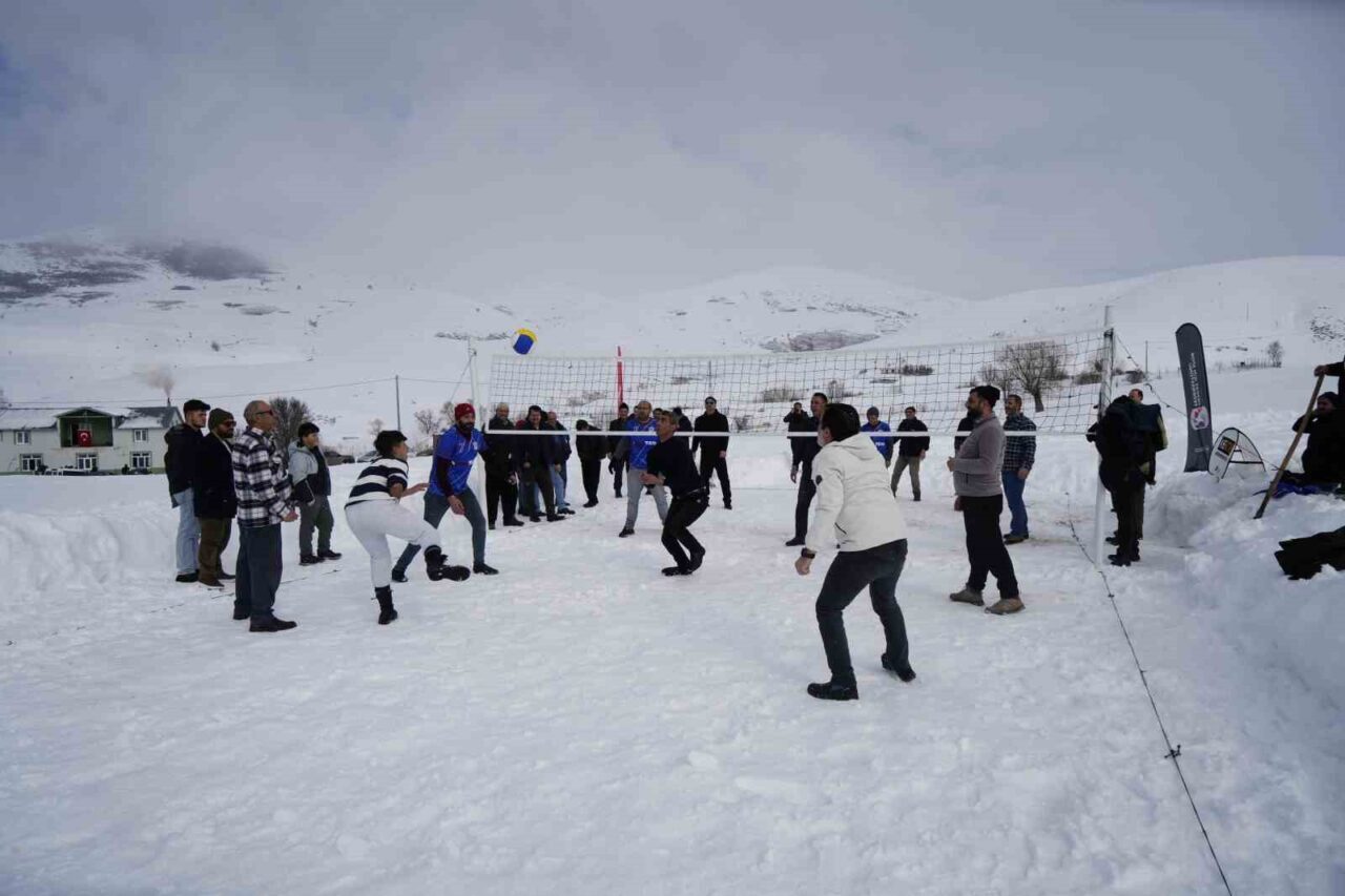 Gümüşhane’nin Yenice Köyü’nde kar voleybolu geleneği 32 yıldır sürüyor