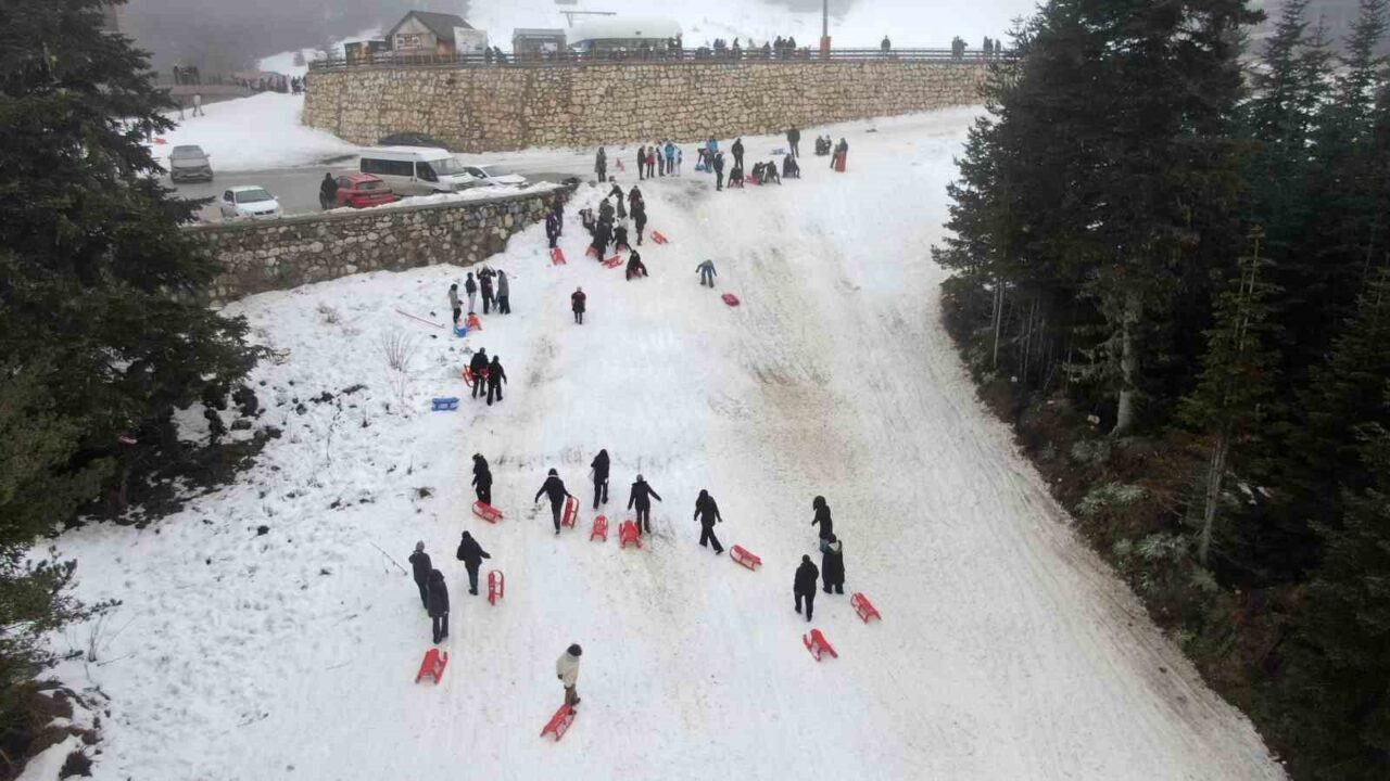 Öğrenciler okul stresini Ilgaz Dağı’nda kızakla kayarak attı