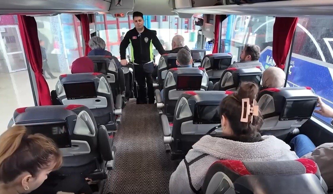Polisten yolculara emniyet kemeri uyarısı