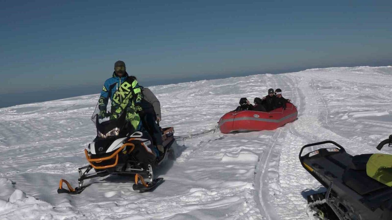 Rize’nin derelerindeki rafting şimdi kar üzerinde yaylalarda yapılıyor