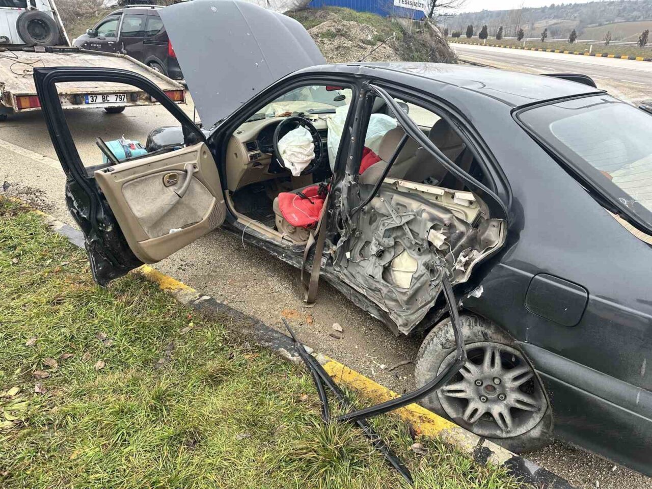 Sinyalizasyon direğine çarpan otomobildeki 2 kişi yaralandı