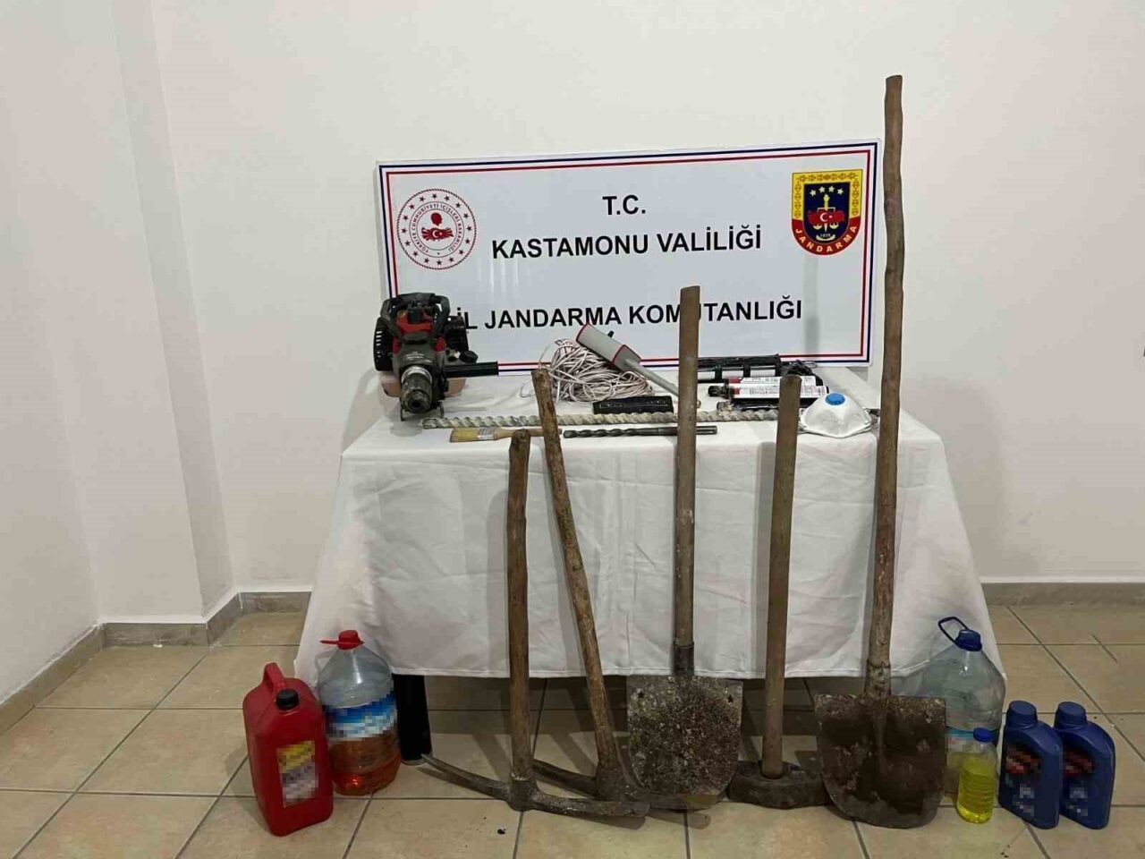 Tosya’da 5 defineciye suçüstü