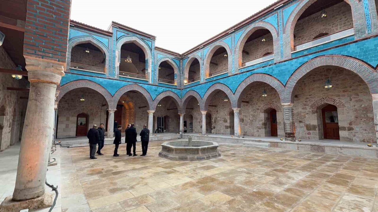 18. yüzyıla ait havuz, 800 yıllık Gök Medrese’nin yapısına uygun olarak yerleştirildi