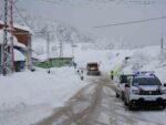 180 santimetrelik karın altında kalan araçlarını güçlükle çıkarttılar