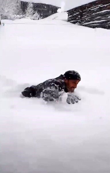 2 metre kalınlıktaki karda yürüyemeyince yüzerek evine gidebildi