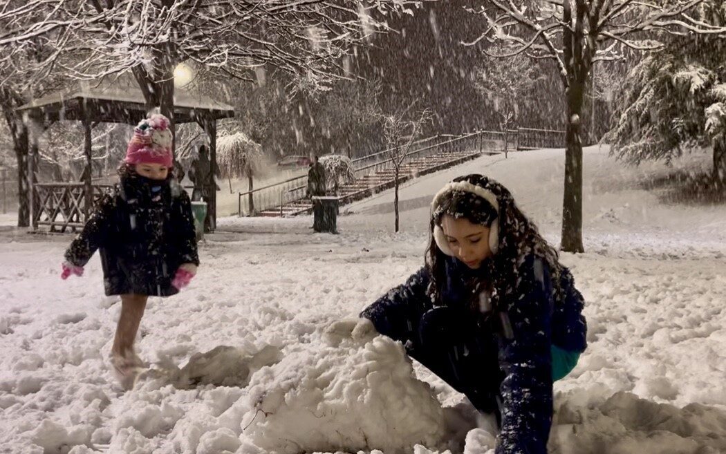 248 rakımlı ilçede etkili olan kar yağışı çocukları sevindirdi