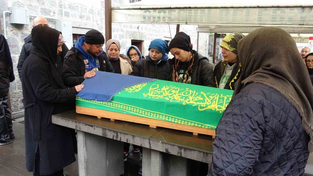 5 Yaşındaki Asya kansere yenik düştü