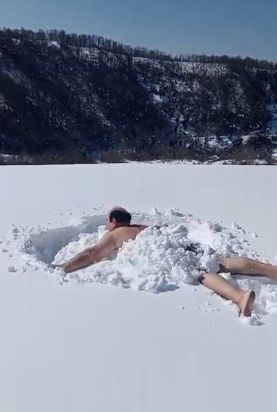 80 santimetre karda ’kar banyosu’ yaptı